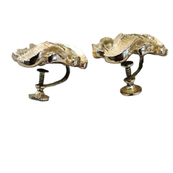 VINTAGE Lisner Gold Tone Leaf Screw Back Earrings - Picture 3 of 5